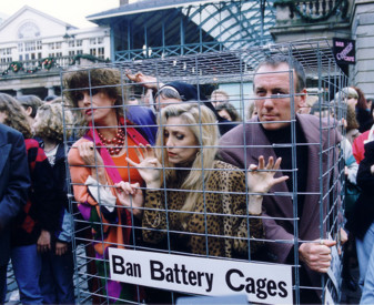 Joanna_Lumley_with_De_Paul_and_Timothy_at_battery_cage_demo